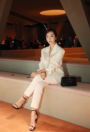 郑秀妍全白LOOK巴黎时装周图片_3