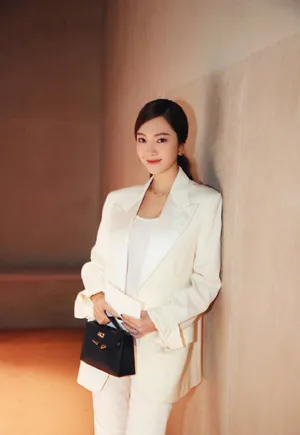 郑秀妍全白LOOK巴黎时装周图片_4