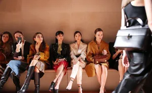 郑秀妍全白LOOK巴黎时装周图片_6