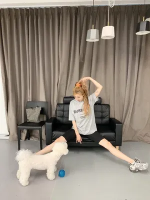 金泫雅健身短裤美腿纤细俏皮图片