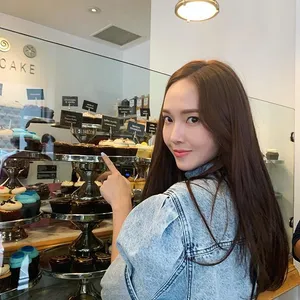 郑秀妍甜美性感街拍图片第1张