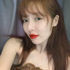 泫雅吊带豹纹性感自拍照图片