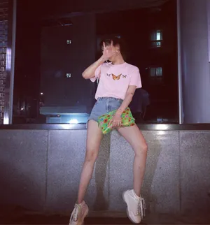 泫雅粉色T恤搞怪俏皮图片_1