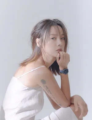 李孝利素雅淡妆性感写真图片_3