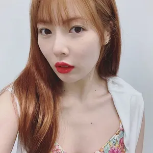泫雅碎花吊带性感图片_3