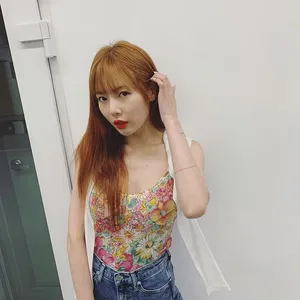 泫雅碎花吊带性感图片_8