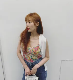 泫雅碎花吊带性感图片_9