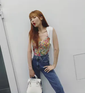 泫雅碎花吊带性感图片_10