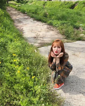 泫雅美艳动人户外清新照片第1张