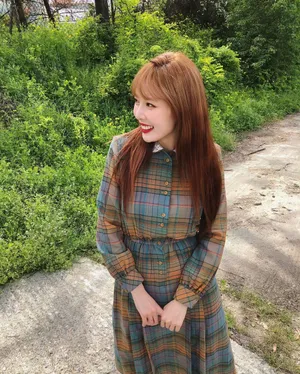 泫雅美艳动人户外清新照片_3