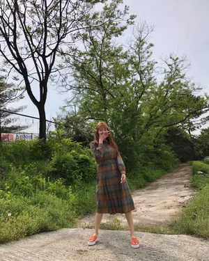 泫雅美艳动人户外清新照片_9