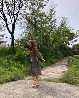 泫雅美艳动人户外清新照片_10