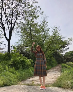 泫雅美艳动人户外清新照片_11