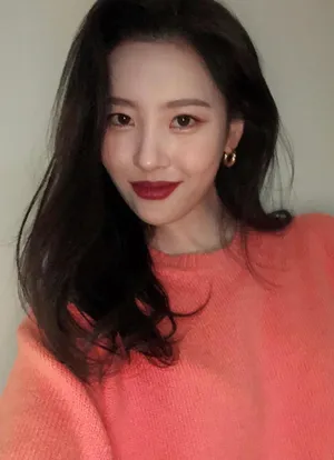 李宣美妩媚红唇自拍照图片第1张