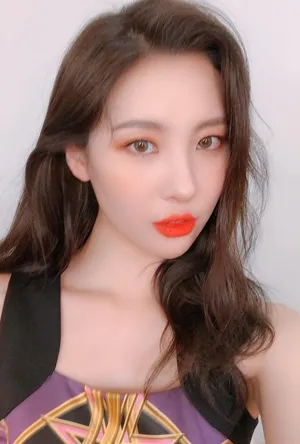 李宣美妩媚红唇自拍照图片_2