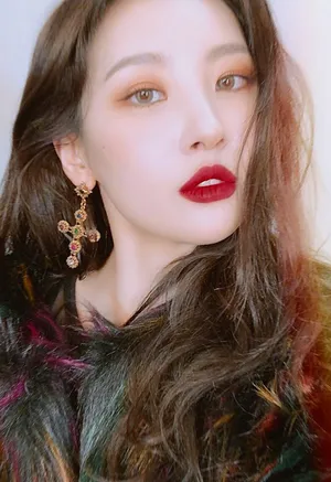 李宣美妩媚红唇自拍照图片_3