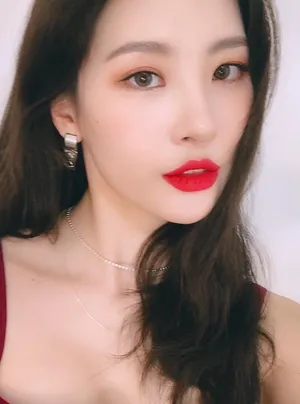 李宣美妩媚红唇自拍照图片_4