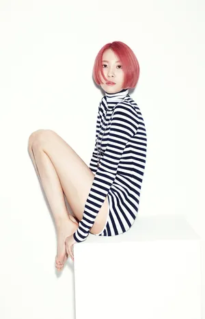 李宣美短发造型性感写真图片