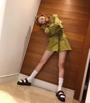 泫雅纤细美腿性感图片_1