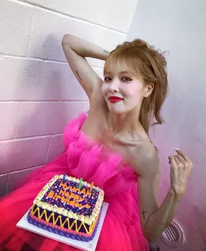 金泫雅粉裙性感生日照图片_7