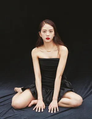 金智秀魅惑红唇性感写真图片