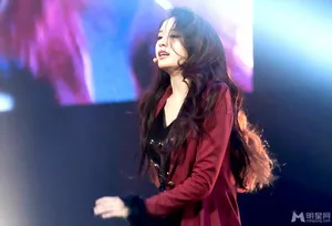 皇冠团Tara成员朴智妍舞台忘情演出 性感妩媚引人入胜_3
