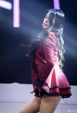 皇冠团Tara成员朴智妍舞台忘情演出 性感妩媚引人入胜_4