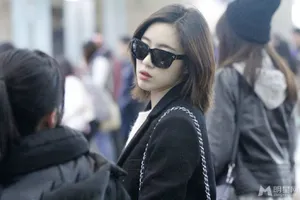 韩国女子天团tara咸慇晶白领上班照 气场强大_3