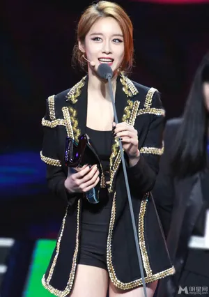 tara朴智妍音乐V榜性感演绎《一分一秒》 荣获性感艺人大奖_2