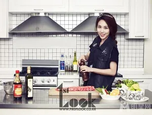miss A霏1st Look杂志厨房写真_3