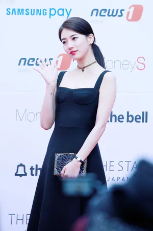 裴秀智图片 裴秀智性感红毯照片_1
