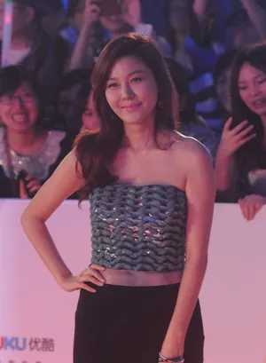 韩星金荷娜亮相红毯 金荷娜抹胸长裙妩媚_2