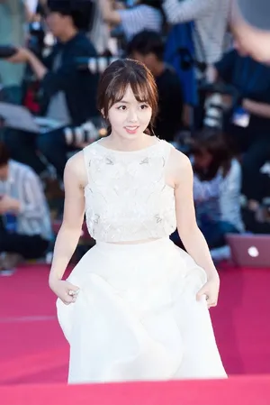 韩国美女金所炫白色礼服唯美红毯图片