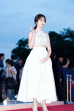 韩国美女金所炫白色礼服唯美红毯图片_2