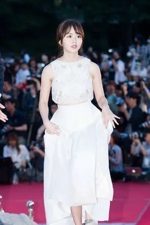 韩国美女金所炫白色礼服唯美红毯图片_3