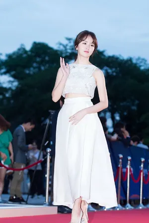 韩国美女金所炫白色礼服唯美红毯图片_4