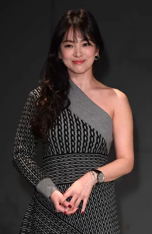 宋慧乔图片：亮相Burberry 2017秋冬大秀现场图片