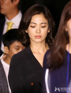 宋慧乔逃税首露面 面容沉重鞠躬道歉_4