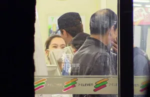 蔡琳夜逛超市 蔡琳对着高梓淇撒娇大笑 显得萌态十足