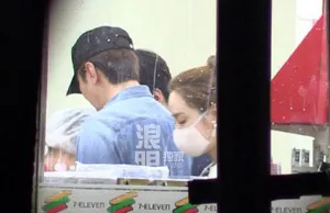 蔡琳夜逛超市 蔡琳对着高梓淇撒娇大笑 显得萌态十足