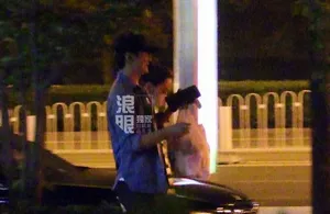 蔡琳夜逛超市 蔡琳对着高梓淇撒娇大笑 显得萌态十足_2