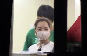蔡琳夜逛超市 蔡琳对着高梓淇撒娇大笑 显得萌态十足_3
