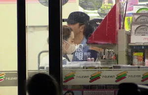 蔡琳夜逛超市 蔡琳对着高梓淇撒娇大笑 显得萌态十足_4