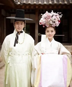 蔡琳高梓淇婚期将近乐开怀 婚照曝光