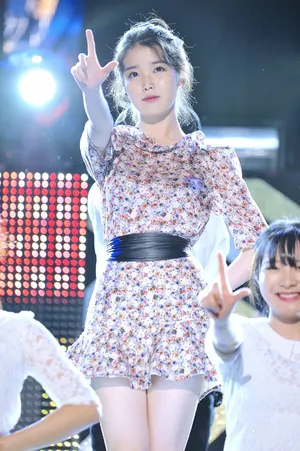 IU李智恩碎花裙清新迷人图片_3