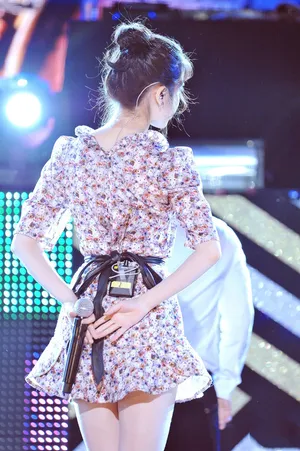 IU李智恩碎花裙清新迷人图片_6
