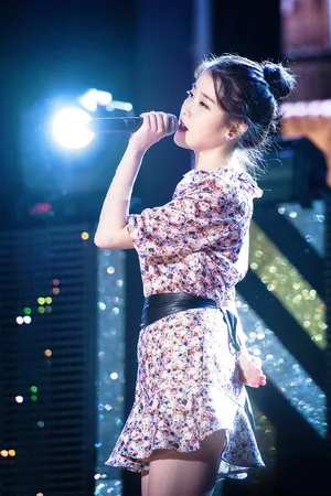 IU李智恩碎花裙清新迷人图片_8
