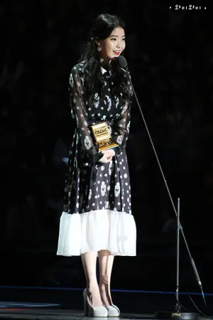IU李智恩2014MAMA盛典出席图 白色礼服犹如女神