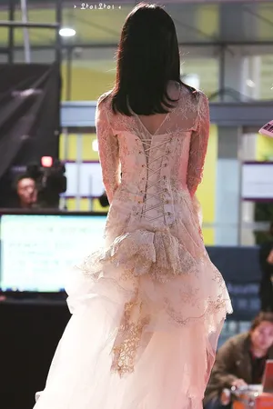 IU李智恩2014MAMA盛典出席图 白色礼服犹如女神_4