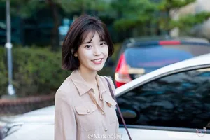 IU李智恩短发温柔街拍图片_6